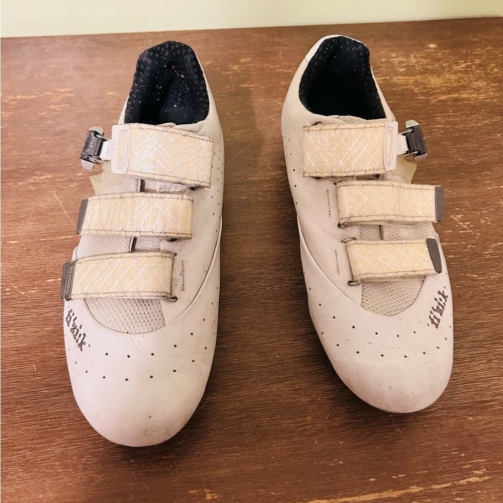 White, like new, carbon soled Fi’zi:k road cycling shoes